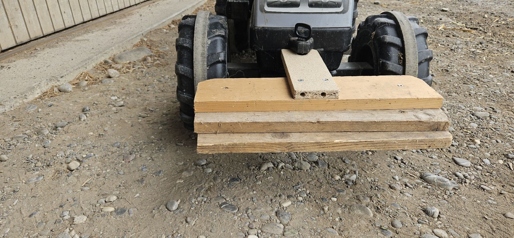 Veicoli per bambini: selbergemachtes Frontgewicht für Trettraktor – Usato da Schönholzerswilen venduto da rs__6htq 1