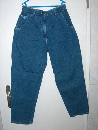 Neuw. Jeans mit kl. Bundfalten - blau - Gr. 40