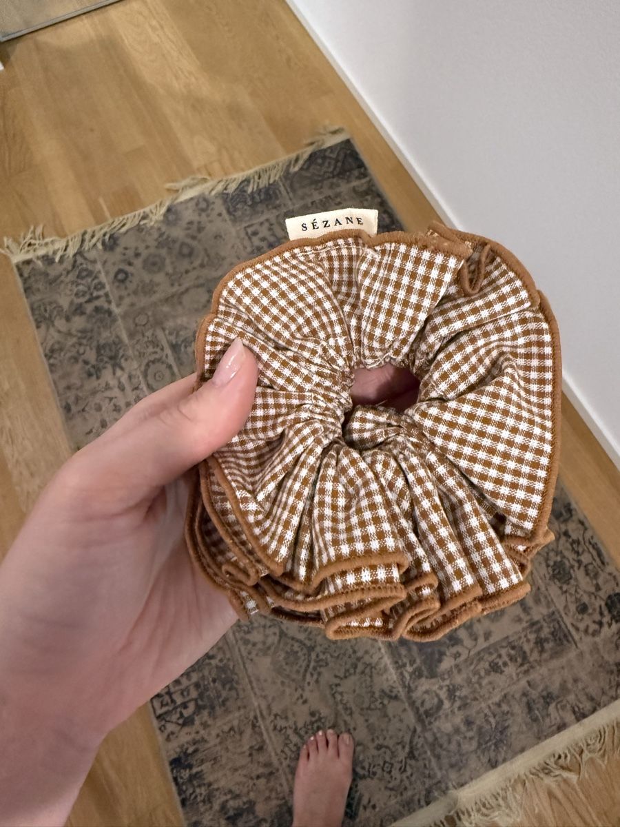 Sezane Accessori per capelli: Neuer Scrunchie von Sézane  – Nuovo e nell'imballaggio originale da Luzern venduto da Itsclaire 2