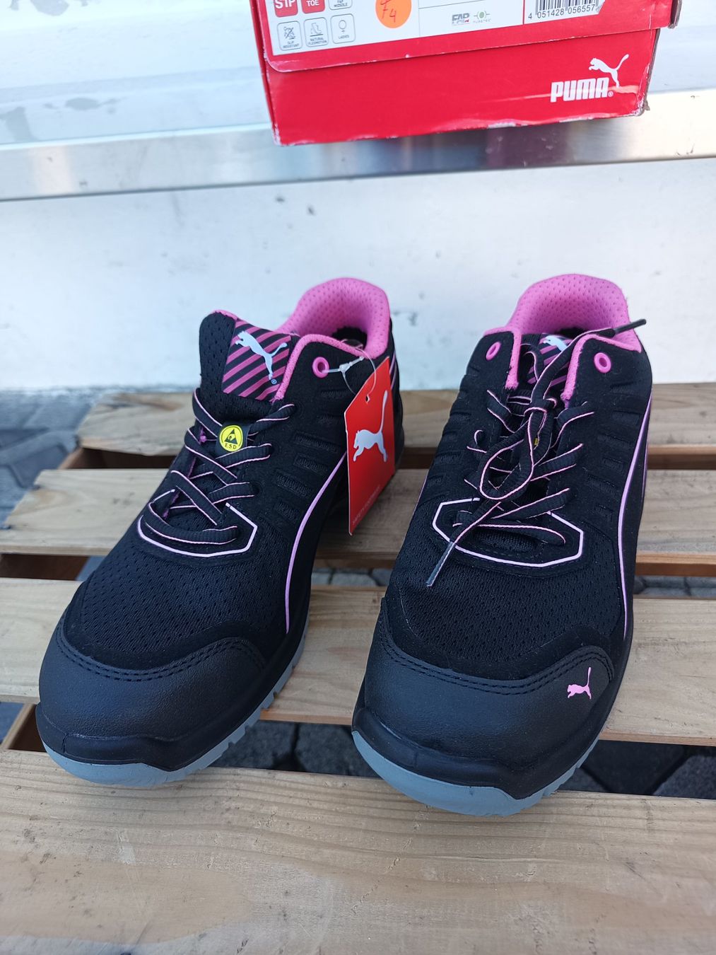 Puma Damenschuhe: Puma Sicherheitsschuhe S1P ESD SRC 42 – Neu und originalverpackt aus Oberegg von 19franzi94 1