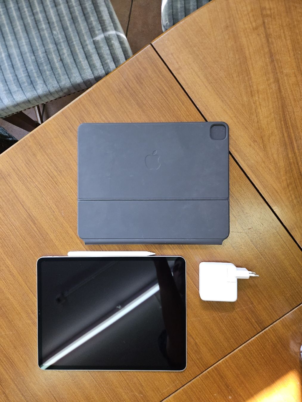 Apple Tablet PC: iPad Pro 2022 (12.9") 256GB Bundle - Magic Keyboard & Pencil – Usato da Zürich venduto da tim.cummins 1