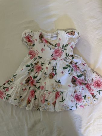 Hübsches Kleid für Babys