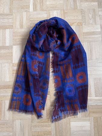 Schöner Schal, blau-weinrot-Senfgelb, gemustert