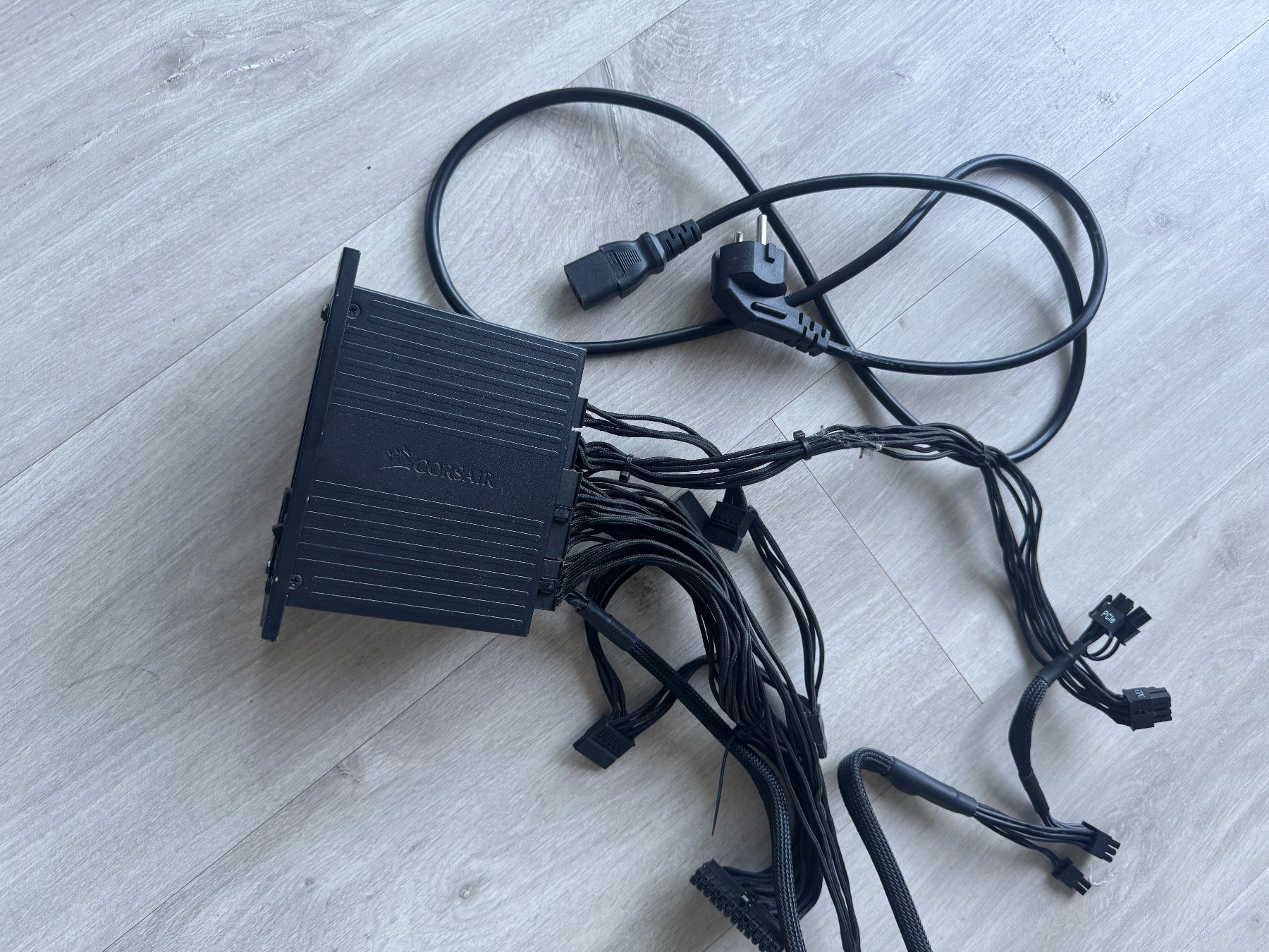 Corsair Componenti elettronici: Corsair SF750 – Usato da Neuchatel venduto da Mr-Nobody 2