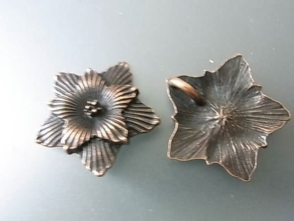 Ciondoli: 3 Anhänger Blume altkupfer 30mm – Nuovo (secondo la descrizione) da Alpnachstad venduto da perlengaby 1