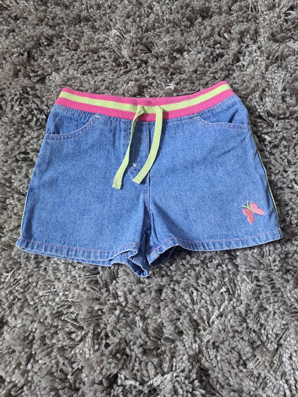 C&A Pantalons: Jeansshorts Gr.104 – D'occasion à Kaltbrunn par Nili133