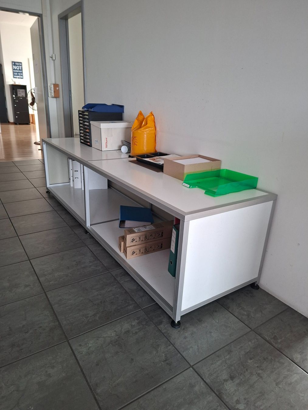 Cassettiere: Büro-Sideboard mit offenen Fächern – Usato da Langenthal venduto da BernhardClassic 1
