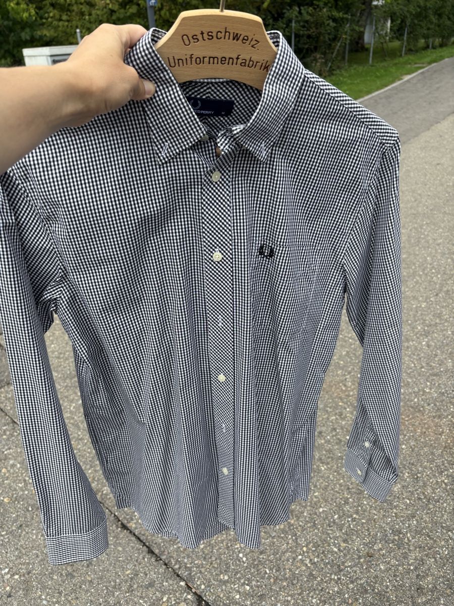Fred Perry Hemden: Fred Perry Hemd Grösse M – Gebraucht aus Schwerzenbach von herzankerkreuz