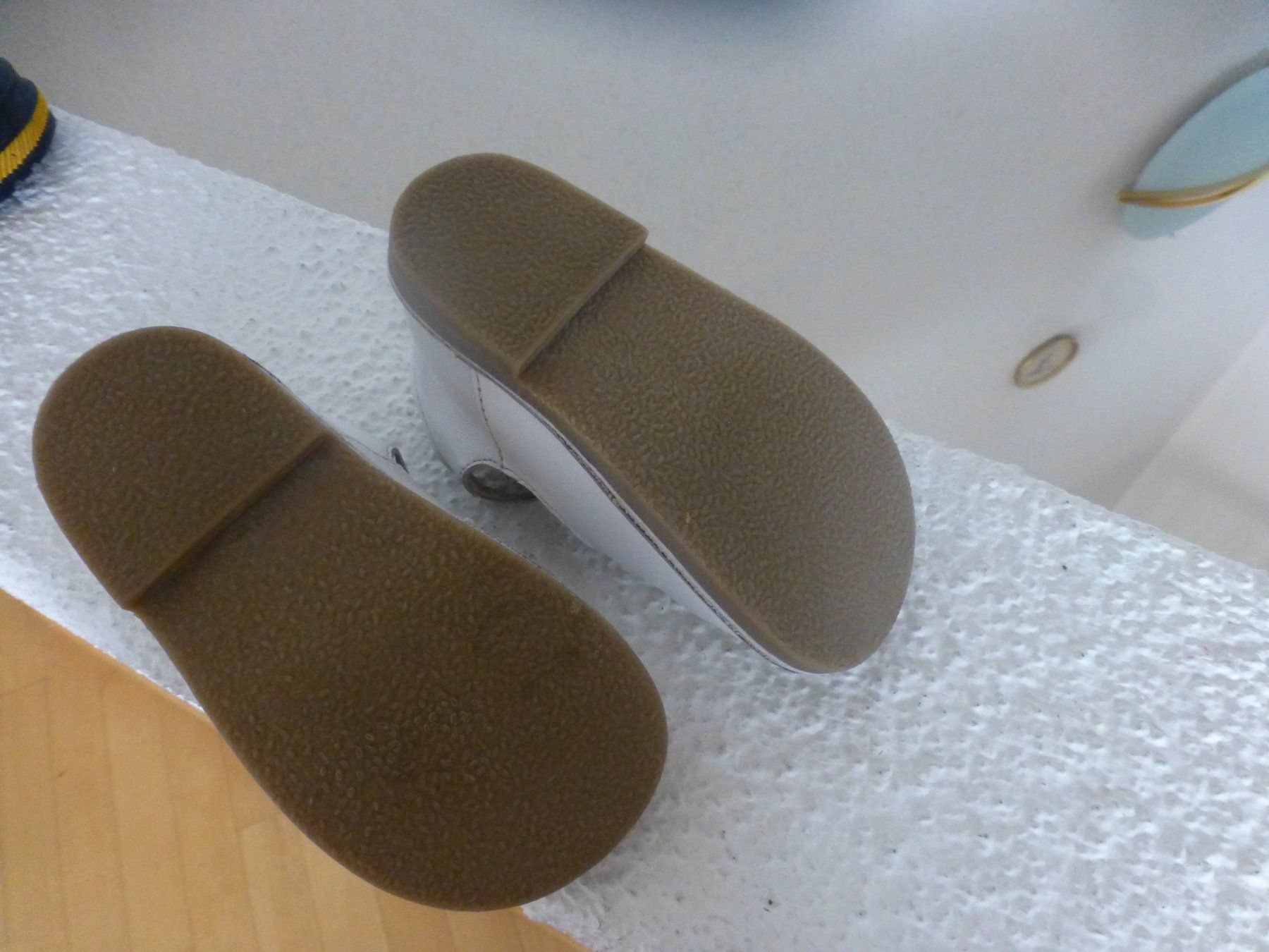 Scarpe per ragazze: Kinderschuhe weiss, Gr. 23 – Usato da Hergiswil NW venduto da annettelia 2