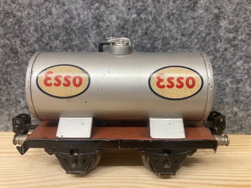 Märklin Modellini di ferrovie: Märklin Spur 0 Kesselwagen Esso hellgrau – Usato da Büsserach venduto da ModellbahnDepot