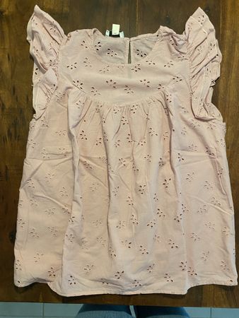 Bluse in rosa Lochstickerei