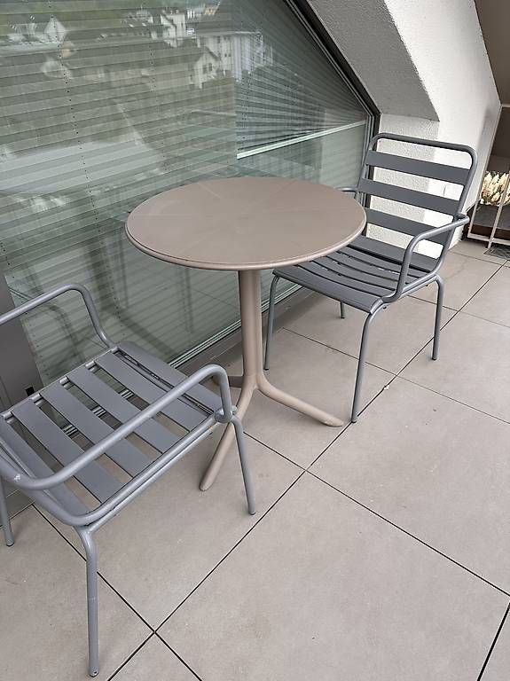 Set di tavolo e panche: Balkonset  Tisch mit 2 Stühlen – Usato da Schmerikon venduto da artflck 1