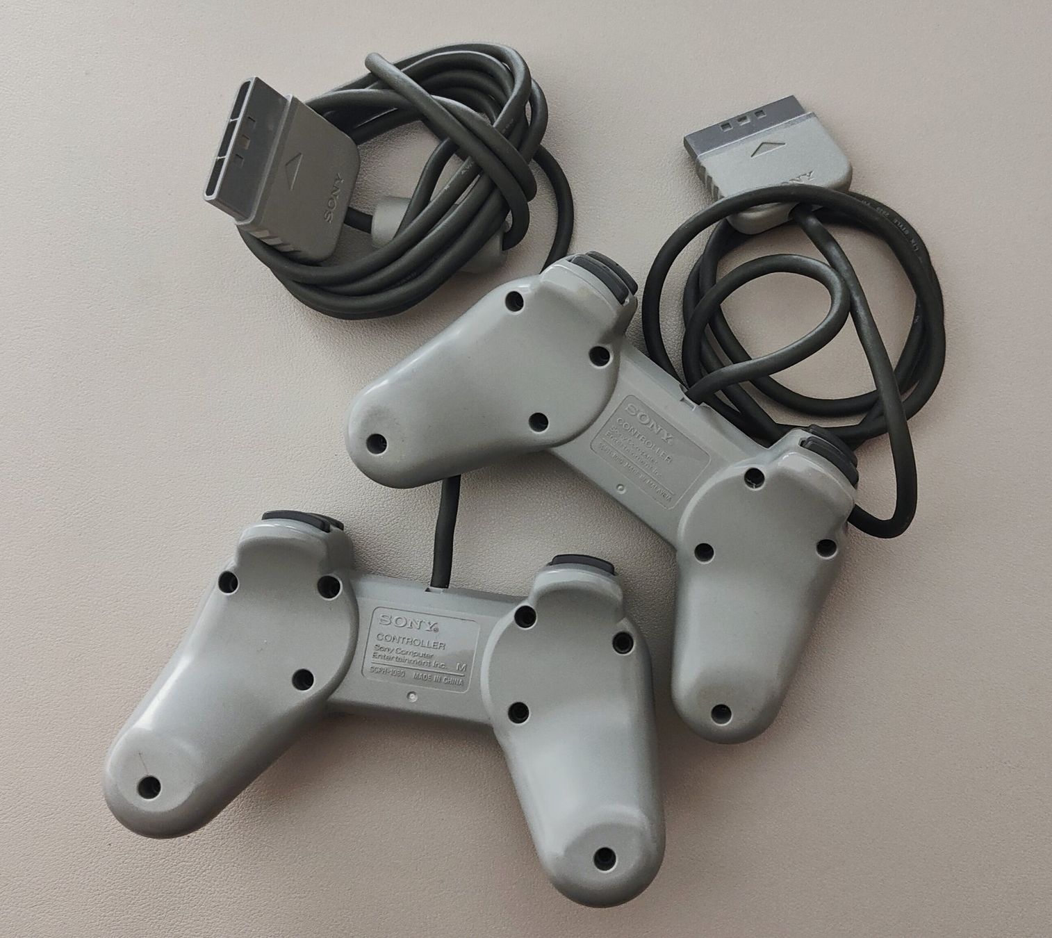 Sony Controller: Original Sony Playstation PS1 Controller (2 Stück) – Gebraucht aus Bern von  1