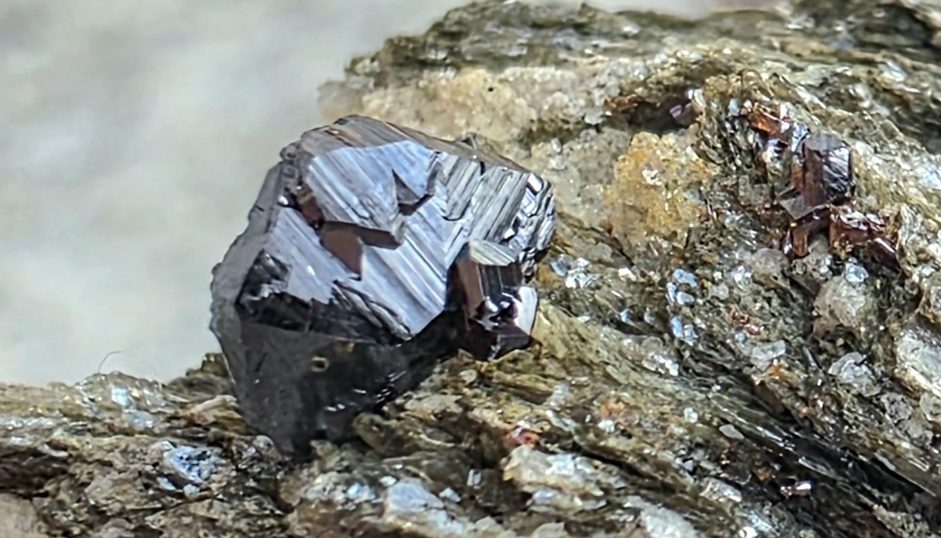 Minéraux & Lithothérapie: Cervandonit mit Magnetit Rutil 3 Stufen Binntal – D'occasion à Glis par nbu_65ys 1