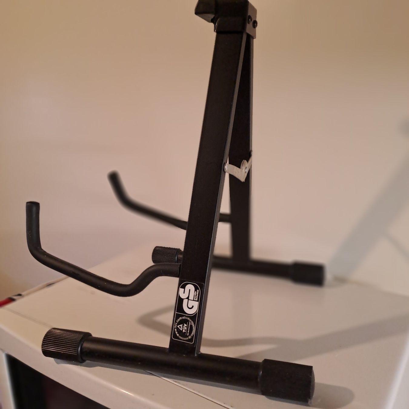 Millenium Supporti per strumenti musicali & leggii: Support guitare pliable Millenium, parfait état. – Usato da Châtelaine venduto da plume019 3