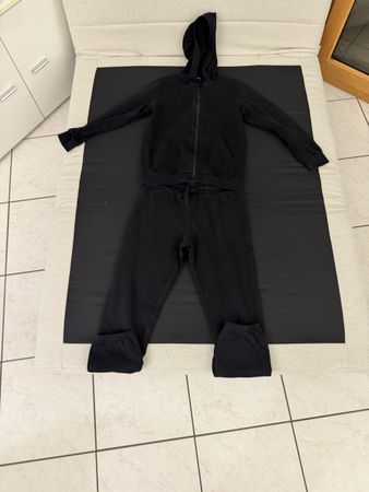 Ensemble pull et jogging noir taille 11 ans bon état.