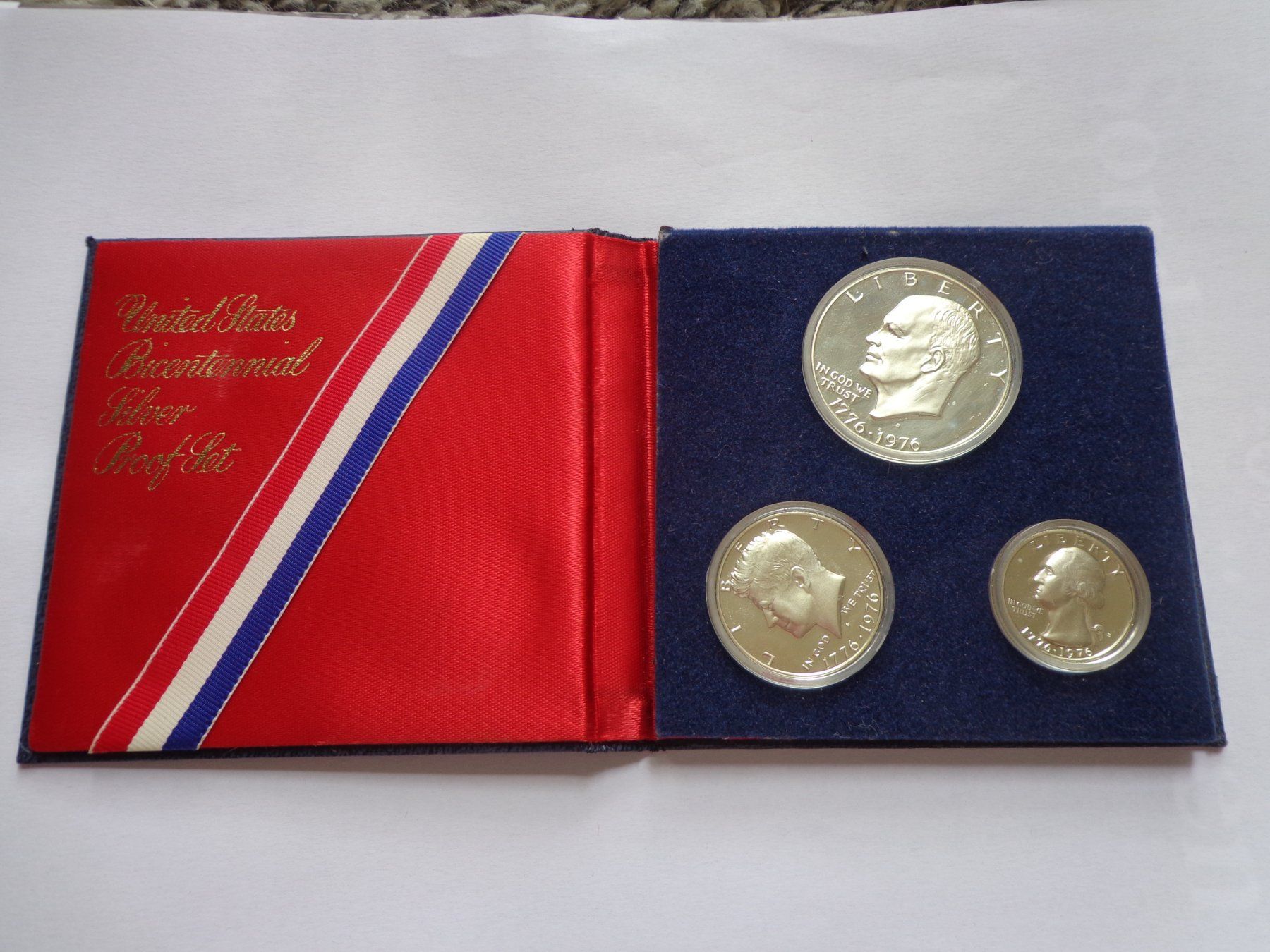 Tutti le monete: USA Mint 3 Coin 1976 Bi Centennial Proof Set with COA – Nuovo e nell'imballaggio originale da Pully venduto da UCA01