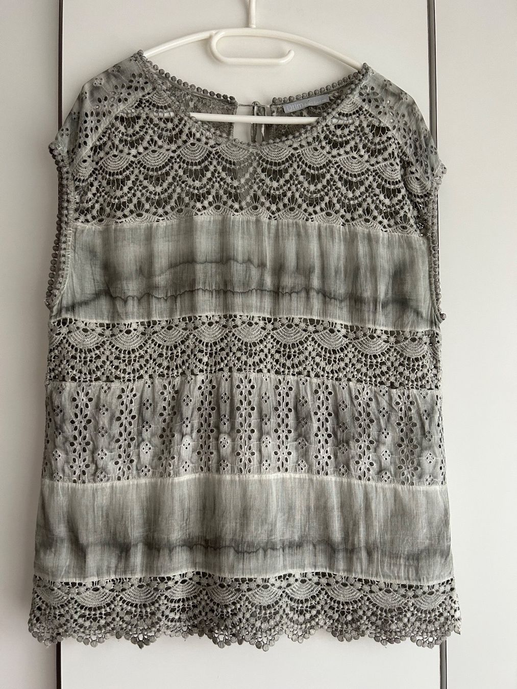 Camicette: Moderne coole Spitzenbluse grau/daupe – Usato da Bern venduto da Smile-2707