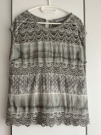 Moderne coole Spitzenbluse grau/daupe