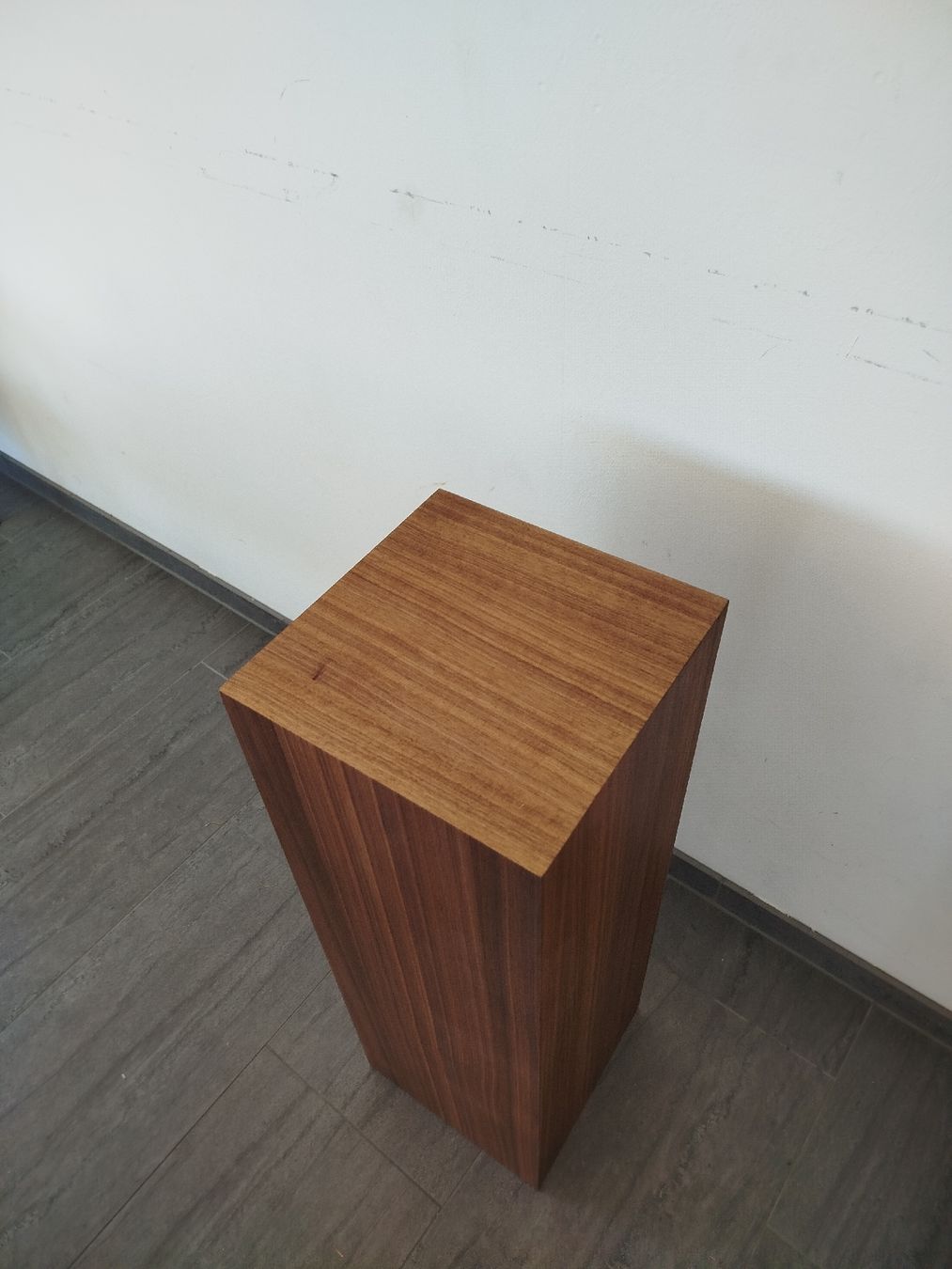Sculture & Statue: Holzsäule Nussbaum Funiert – Nuovo e nell'imballaggio originale da heerbrugg venduto da Daniela68 1