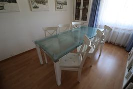 Esstisch mit Glasplatte ausziehbar + 6 weisse Holzstühlen