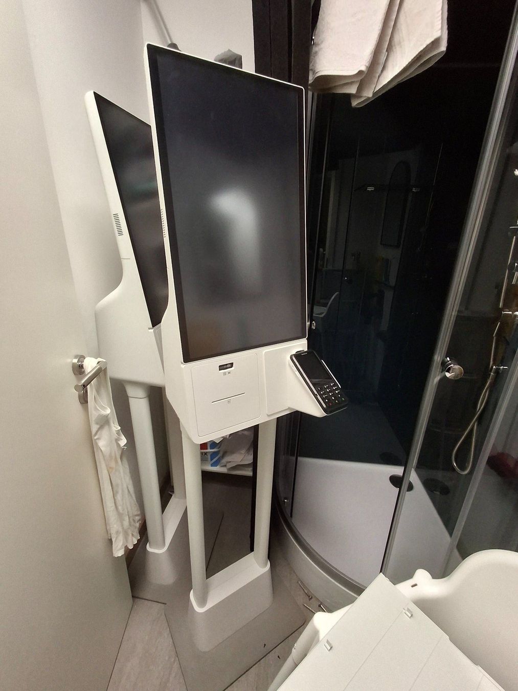 Monitor: Selfordering kiosks – Usato da Zug venduto da Federico.N.