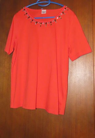 T-shirt femme rouge ornementé taille L état neuf