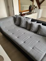 Grosse Sofa  mit Kissen.
