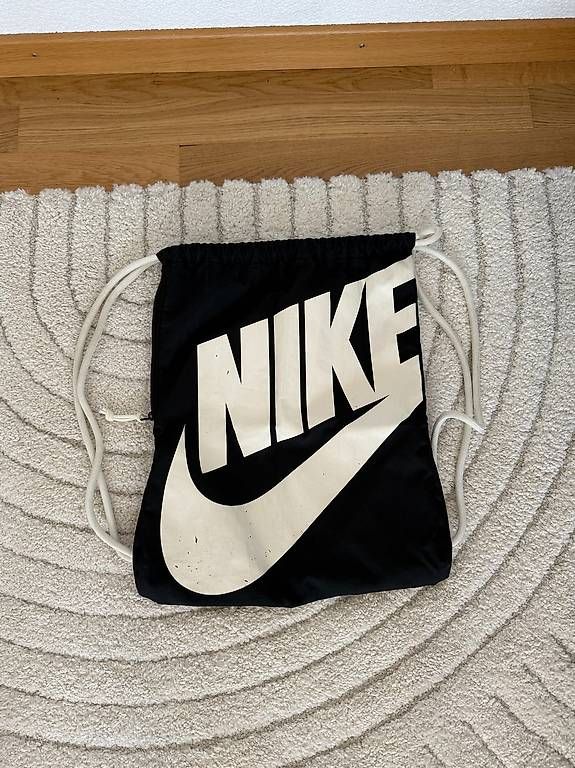 Nike Zaini: Nike Rucksack / Turnbeutel schwarz – Usato da St. Gallen venduto da Nata_i