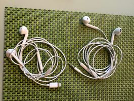 2x Apple EarPods Kopfhörer Klinke und Lightning