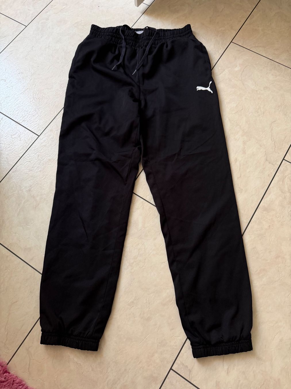 Puma Pantaloni: schwarze Trainerhose – Usato da Uetikon am See venduto da m1384