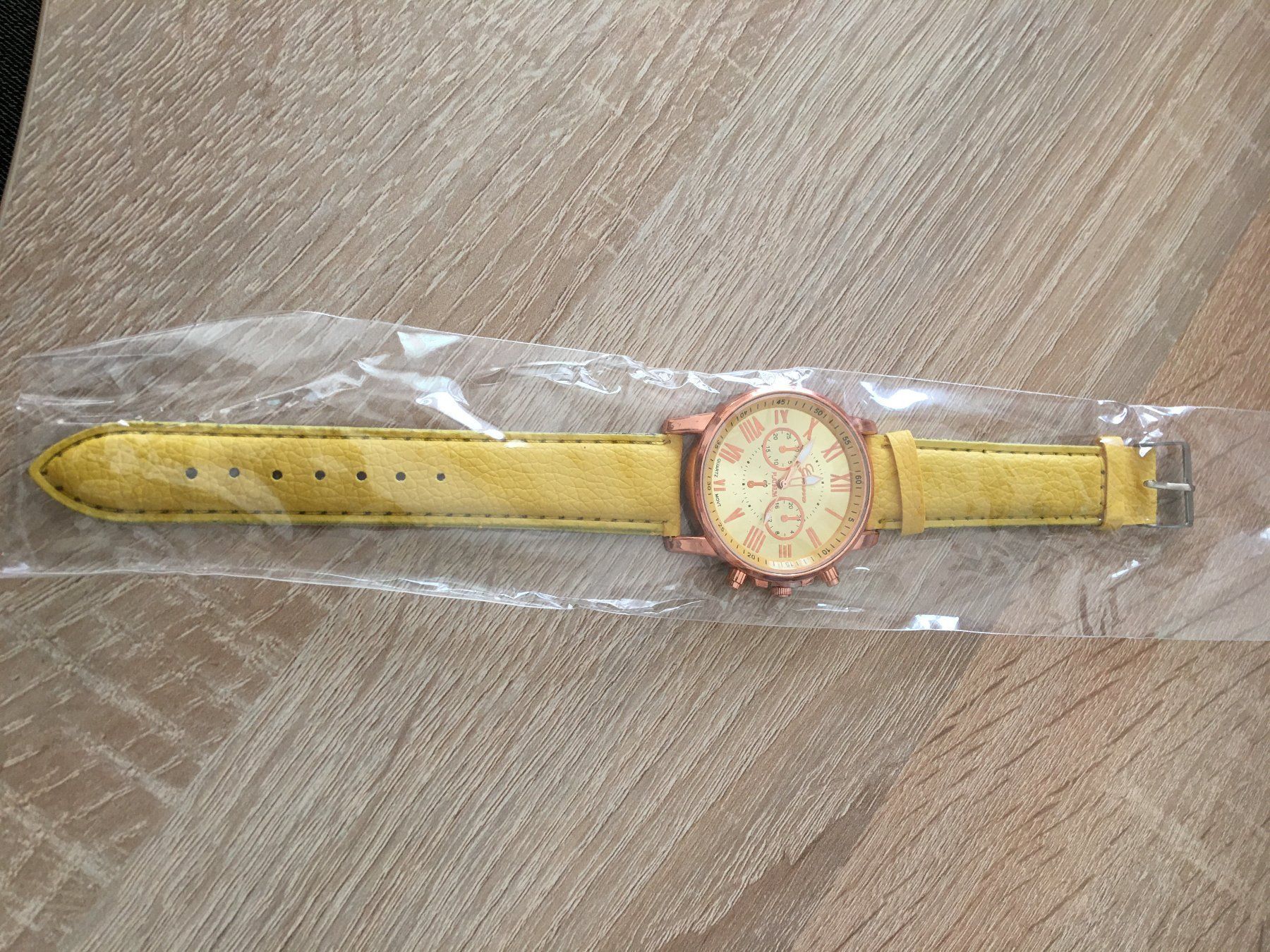 Universal Genève Orologi: NEU - Armbanduhr gelb – Nuovo e nell'imballaggio originale da Cugnasco venduto da isolaverde 1