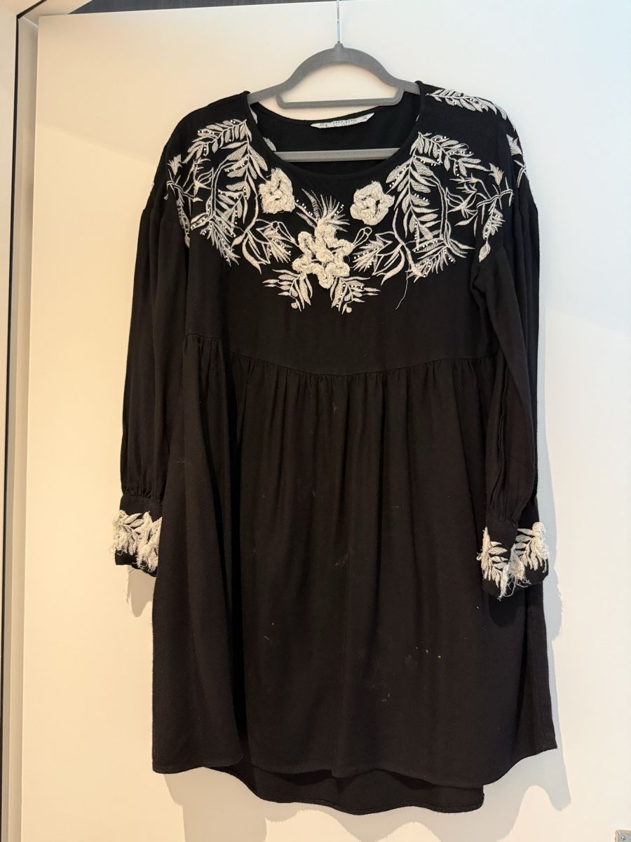 Zara Vestiti: Kleid Zara Basic Collection schwarz Grösse S mit Stickerei – Usato da Dübendorf venduto da cel_5zgz