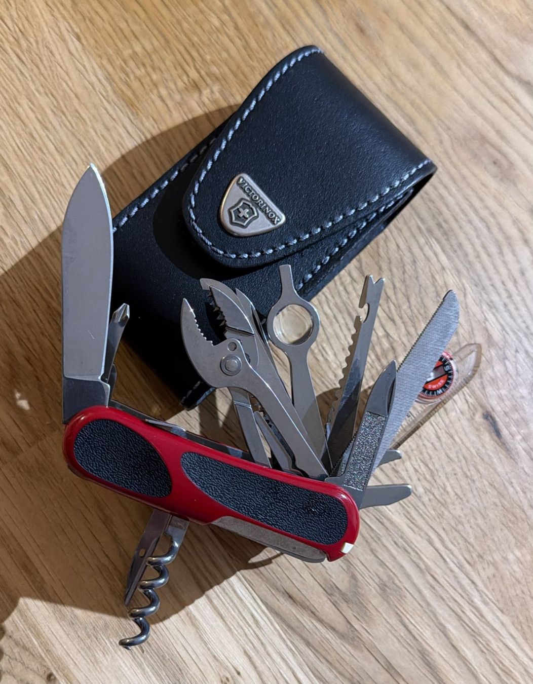 Victorinox Couteaux de poche: VICTORINOX  TASCHENMESSER EVOLUTION  GRIP RED/BLACK MIT ETUI – D'occasion à Zürich par Frei-Occasionen 6
