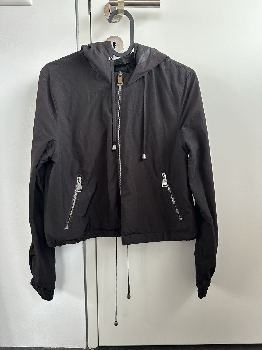 Pull&Bear Giacche: Schwarze Übergangsjacke mit Kapuze – Usato da Romanshorn venduto da laa_279h