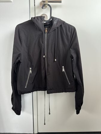 Schwarze Übergangsjacke mit Kapuze