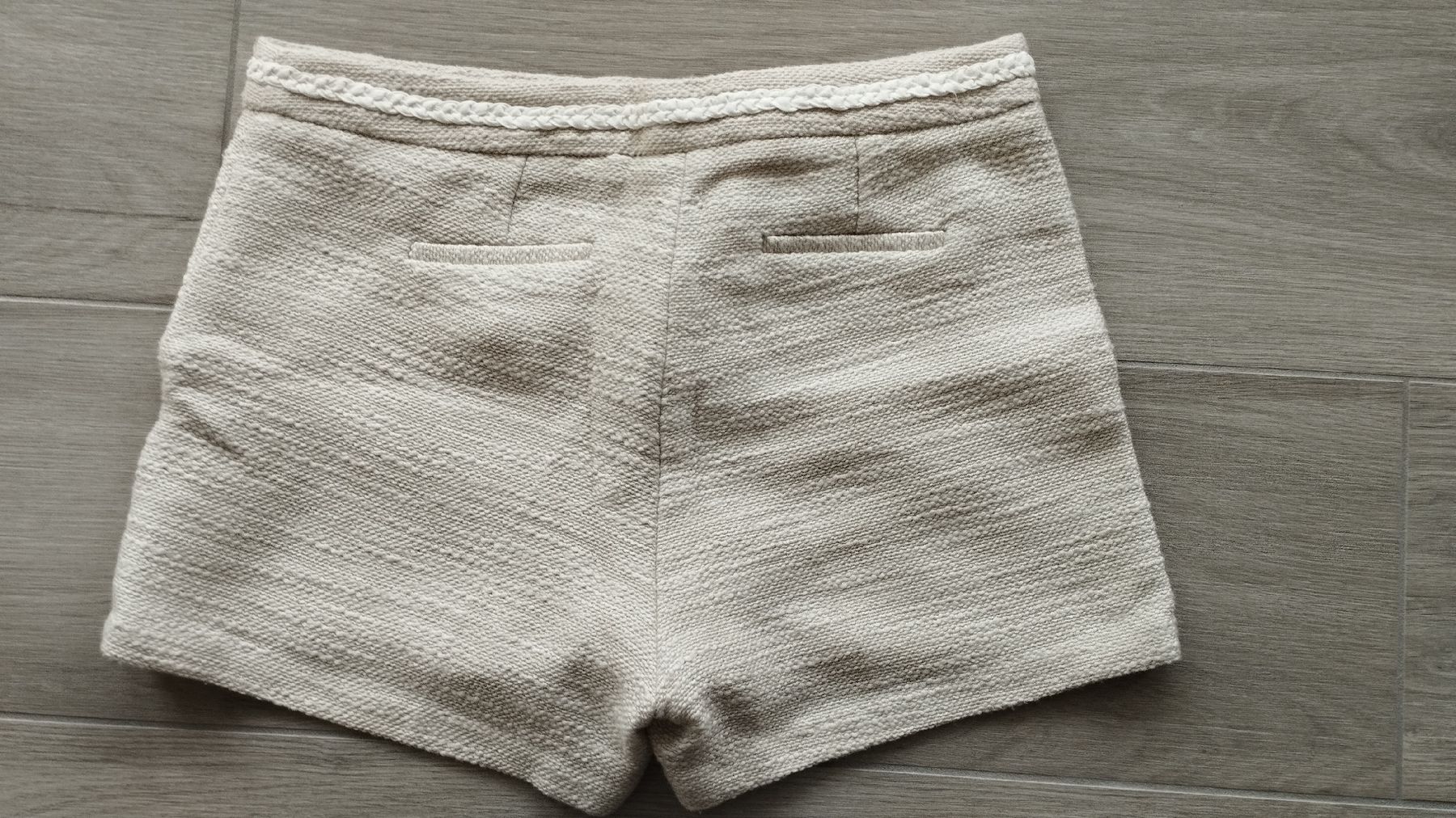 Nafnaf Pantaloni: Short Naf Naf taille 36, couleur écrue – Nuovo (secondo la descrizione) da Belmont-sur-Yverdon venduto da Dani-Lynne 2
