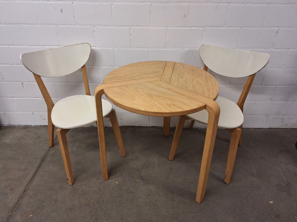 Runder Massivholztisch mit 2 Stühlen – Vintage (Gebraucht) in Zürich ...