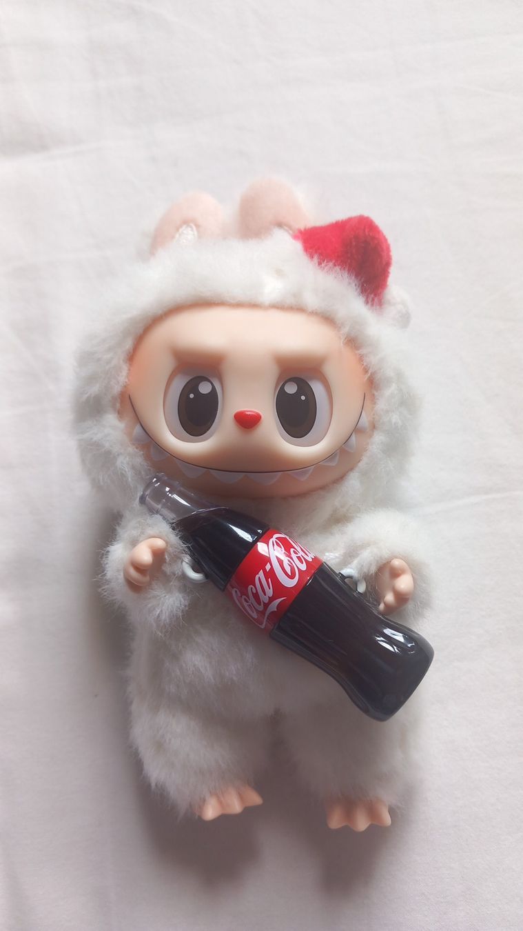 Pop Mart Statuette: PopMart Labubu Coca Cola – Usato da Bex venduto da aud_cy2l