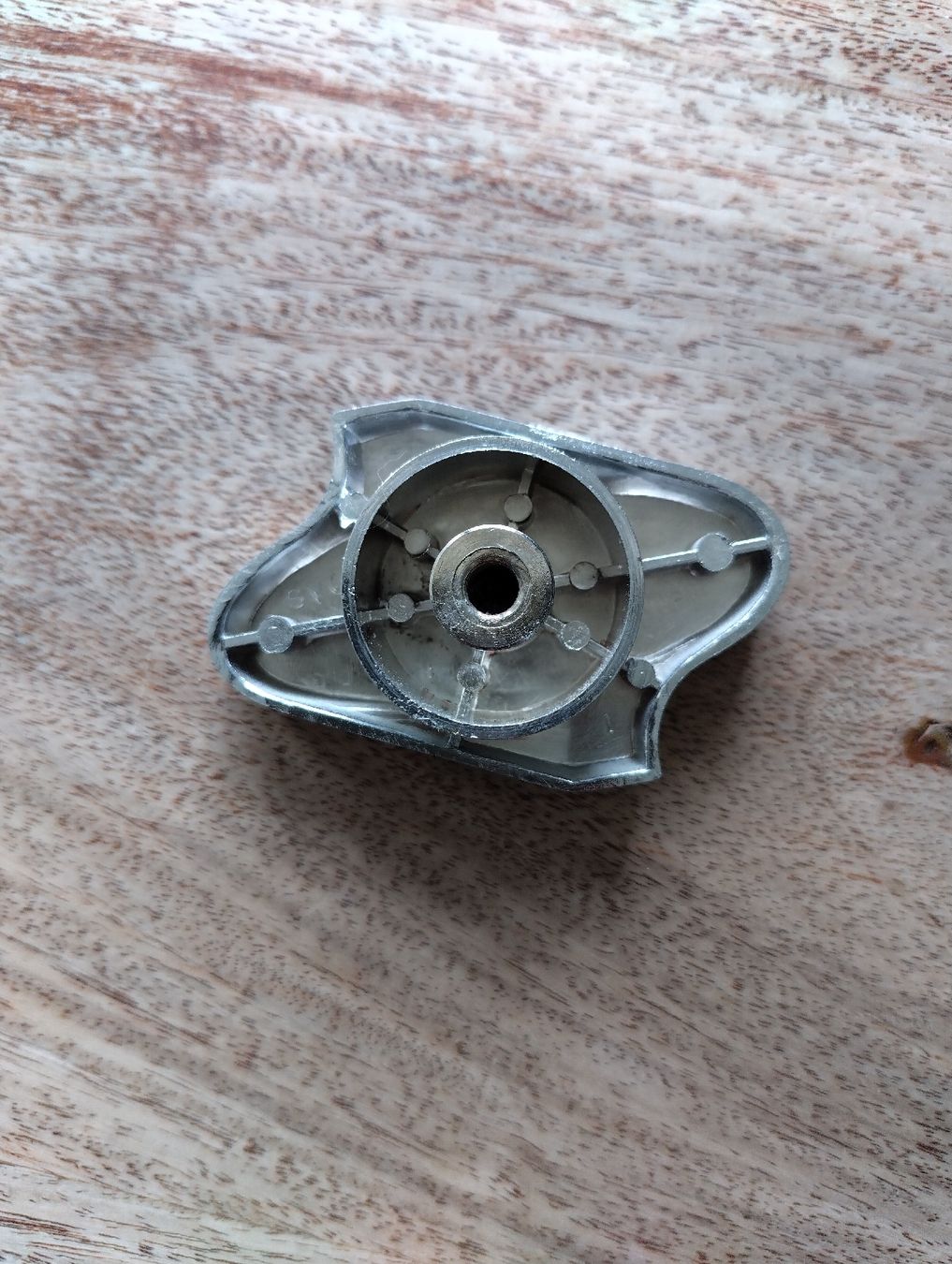 Ford Tutti pezzi di ricambio auto: Ford - Luftfilter Schraube – Usato da Hinwil venduto da Mhagi 1
