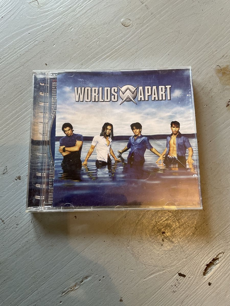 CD: Cd worlds apart don’t change  – Usato da moudon venduto da faucheur2