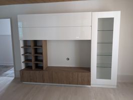 Wohnwand weiss Holzoptik mit Vitrine neu Zustand.  