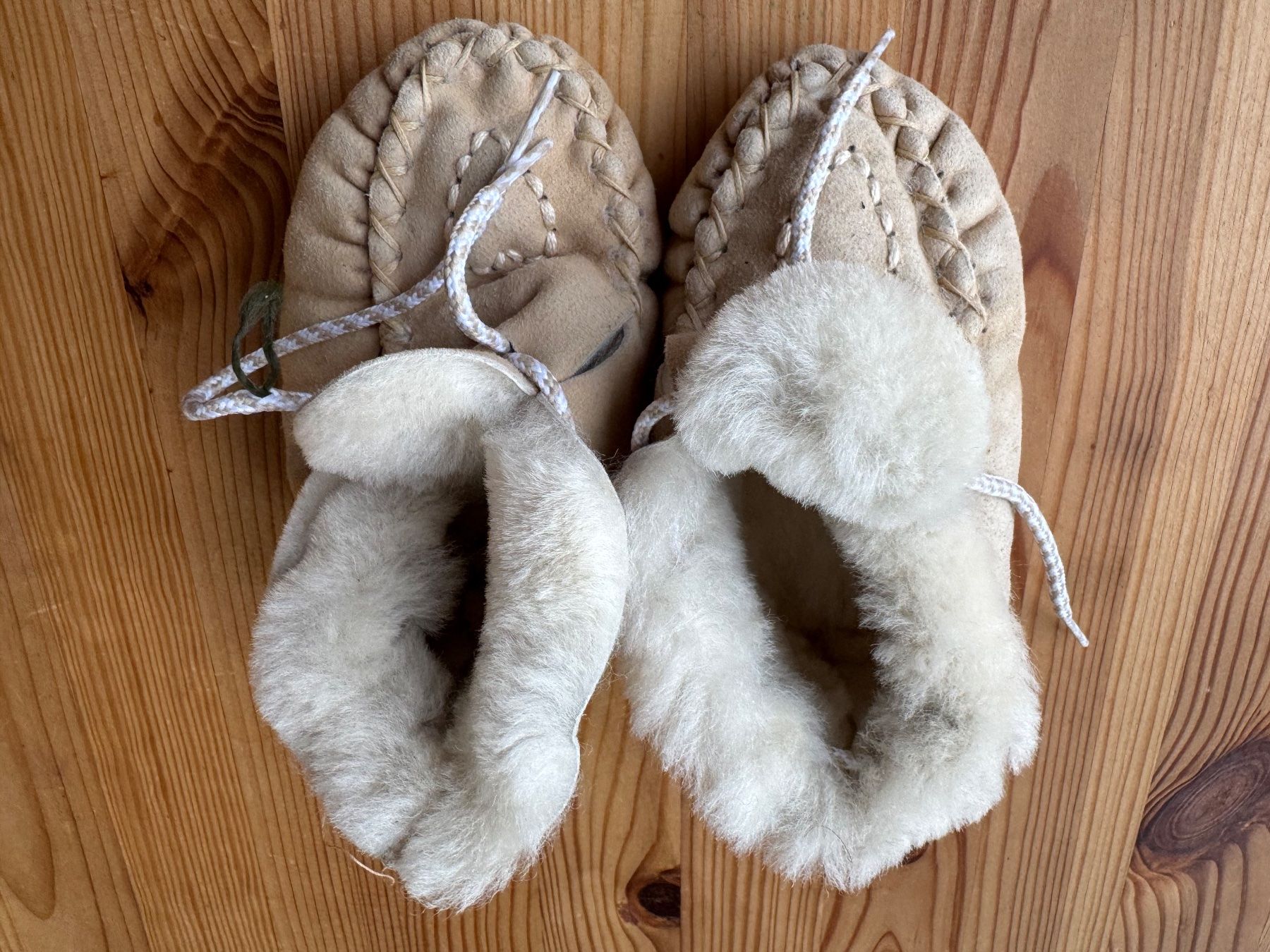 Scarpe per ragazzi: Baby Lammfellschuhe – Usato da Zug venduto da sil_j6rl