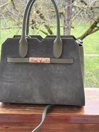 Olive-grüne Wildleder Handtasche – Top Zustand, wie neu!