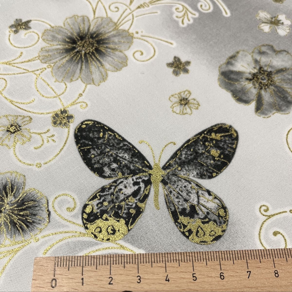 Tessuti: Patchworkstoff Schmetterlinge, Blumen, Ornamente in grautöne – Nuovo (secondo la descrizione) da Seuzach venduto da KreativmitStoff 1