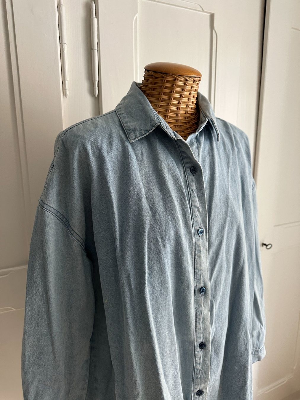 Chemisiers: MISSGUIDED - Jeansbluse hellblau oversized XS – D'occasion à Zürich par Diazaio 1