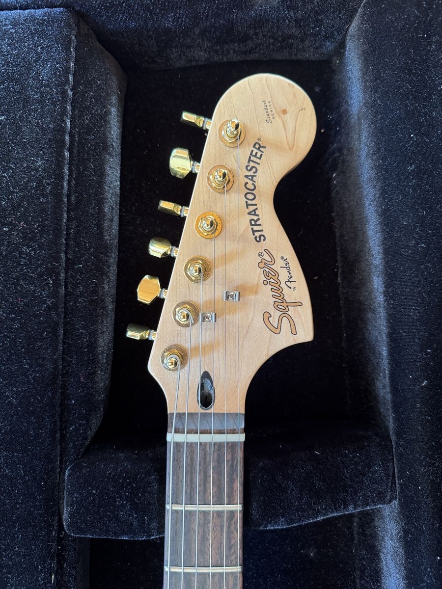 Squier Instruments de musique: Squier Standard Stratocaster inkl. Hardcase – D'occasion à Triesen par toney2000 2