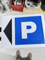 Hinweisschild für Parkplätze nach links
