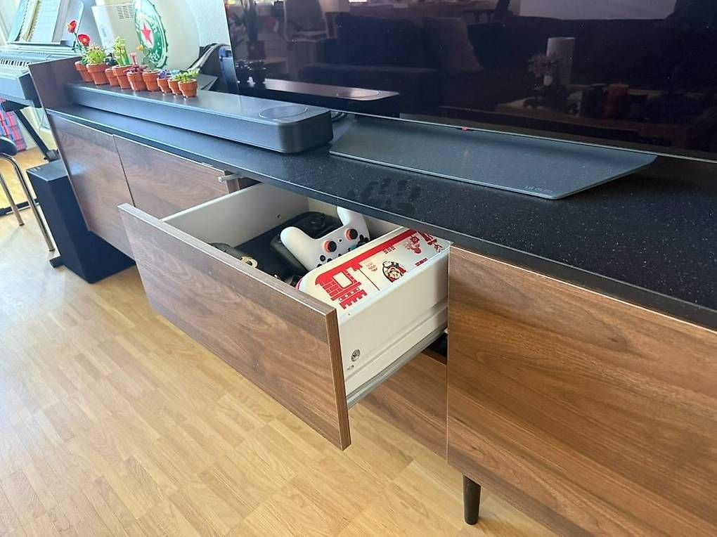 Mobili TV: Elegantes TV-Möbel aus dunklem Holz – Usato da Basel venduto da anguzz 3
