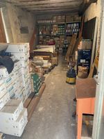 Débarras total! Local avec différents types de néon